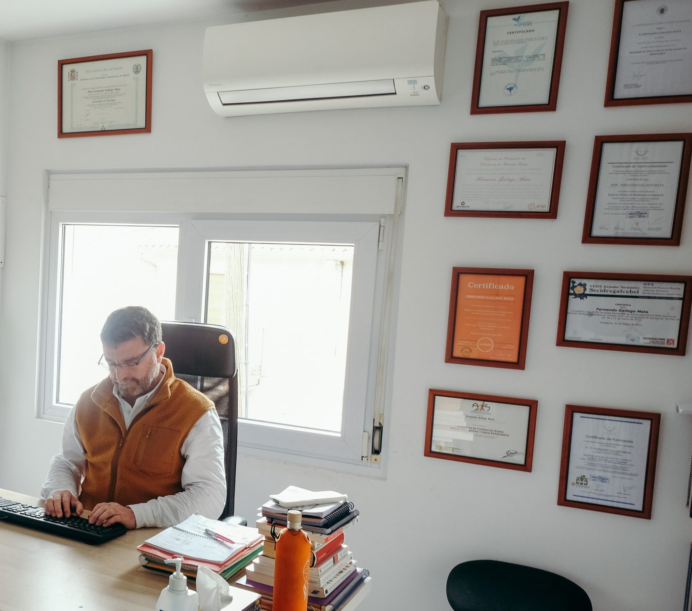 Fernando Gallego Mata, psicólogo sanitario, en su despacho de Serendipia Psicólogos en Pozuelo de Alarcón Fernando Gallego Mata, psicólogo sanitario, en su despacho de Serendipia Psicólogos en Pozuelo de Alarcón